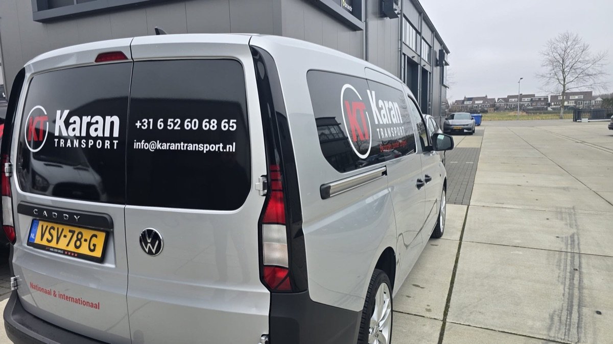 Karan Transport bestelbus met bedrijfsbelettering, achterzijde