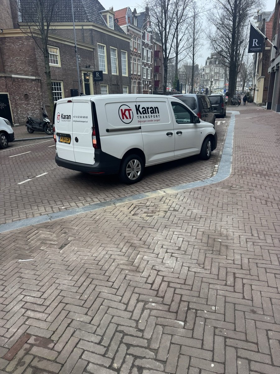 Karan Transport bestelbus geparkeerd in Amsterdam